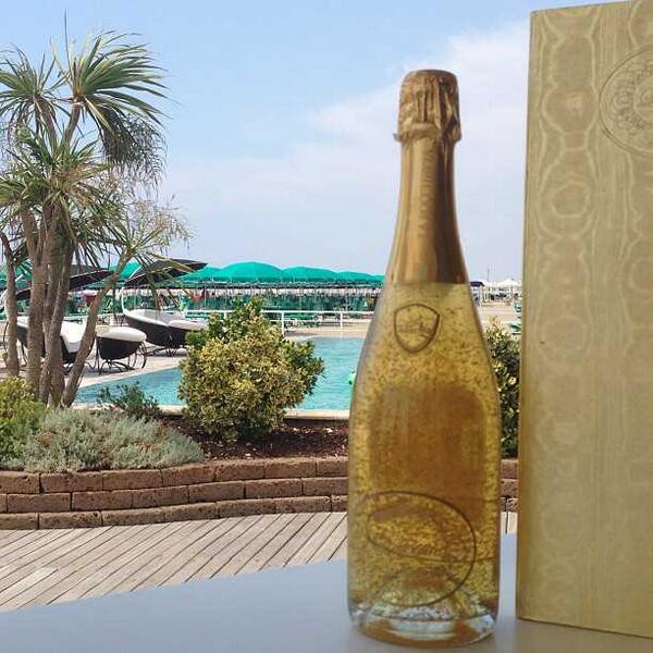 ForteDeiMarmiLU's tweet photo. Per le tue serate consigliamo BEACH CLUB! Ristorante, discoteca sulla spiaggia! Prenotazioni 3393071495 http://t.co/tEn83Uk9nQ