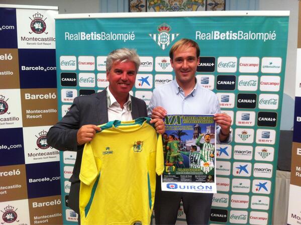 Miguel Guillén, junto al presidente de Los Barrios y el cartel anunciador del partido amistoso. #UnidosPorUnaPasion