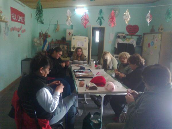 DirAdultBB's tweet photo. Inmersas en la labor, en el taller de tejido del Ctro. de Jubilados Nva. Esperanza @DiegoMPalomo @PabloReynafe http://t.co/X61qf4Da3N