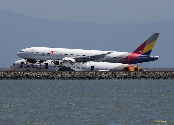 Astonishing: precisely the same Asiana's B777 aircraft landing right beside the wreckage of July 6th crash #AvGeek