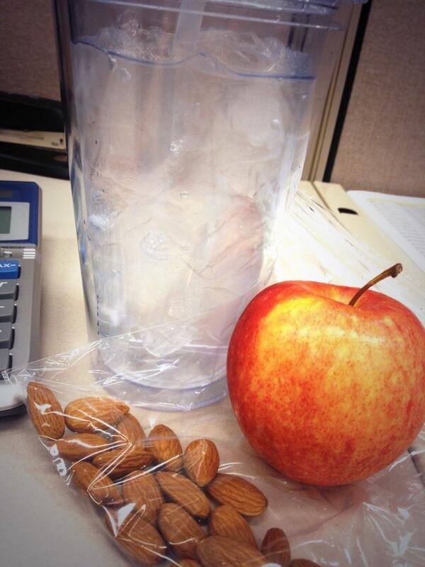 _WitnessFitness's tweet photo. #Julyfitnesschallenge Day11: h20. Water and mid morning snack at work! http://t.co/V6u45sXUvx