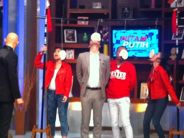 <a href="/FebbyBlink/">Febby Rastanty</a> <a href="/SiviaBlink/">via</a> lomba makan krupuk di @HitamPutihT7