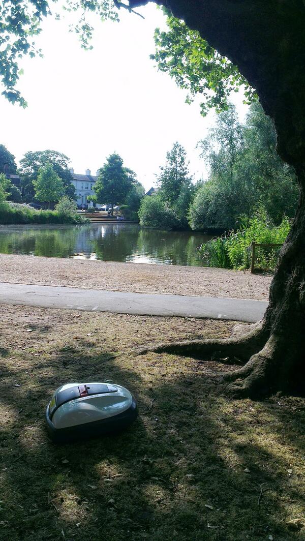HondaMiimo's tweet photo. Taking a small break under a tree to enjoy this view, Nearly at the end of #myjourney in London now. http://t.co/wlEih6yith