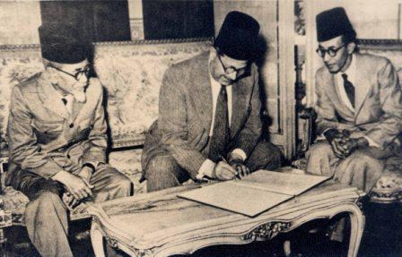 Stakof's tweet photo. Agus Salim, Nokhrasi Pasha, dan AR. Baswedan: menjadi saksi penandatanganan naskah pengakuan Mesir atas Indonesia~> http://t.co/WHka2aRUgE