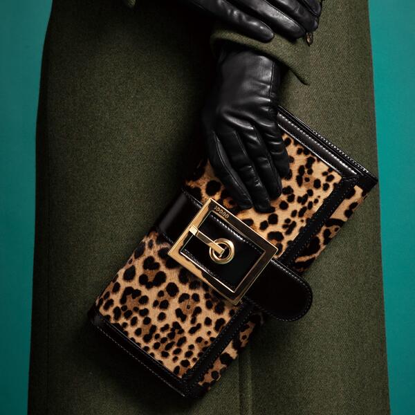 gucci's tweet image. another notch on your bag collection #ladybuckle #clutchcontrol #madeinitaly on.gucci.com/ladybuckle15