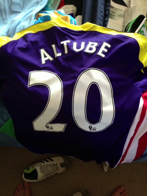 Sir1898's tweet image. Buena compra: Swansea City away kit. #ComeOnSwans #PremierLeague