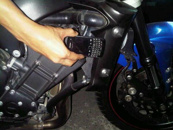 FaizLeksmana's tweet photo. @JoeTheBlaad RT @FaizLeksmana: Cara baru mengeringkan blackberry anda setelah tercebur sup ceker http://t.co/YF6ONU1GRa
