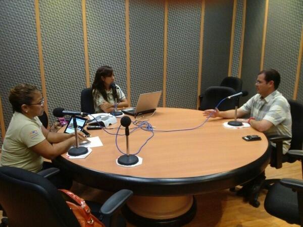 PrensaRamonPoo's tweet photo. Hace unos momentos @ramonpoog2013 compartió el micrófono con Laura Morales y @mvaldiviesofm @RN965 http://t.co/xK32l9UsK4