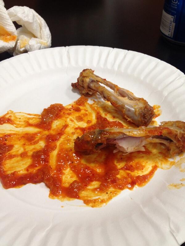 RaquelMoralesD's tweet photo. Habanero HOT HOT 🔥 wings for lunch !!! http://t.co/2vYvykfnap