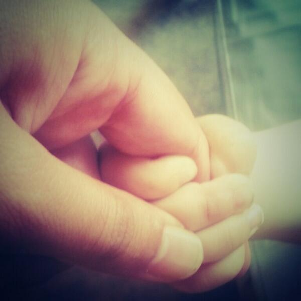 19evsu's tweet photo. Ası yaparken elimi sıkıca tutan bebek Cektigim en güzel resim .... http://t.co/TWnwdGf3Jw