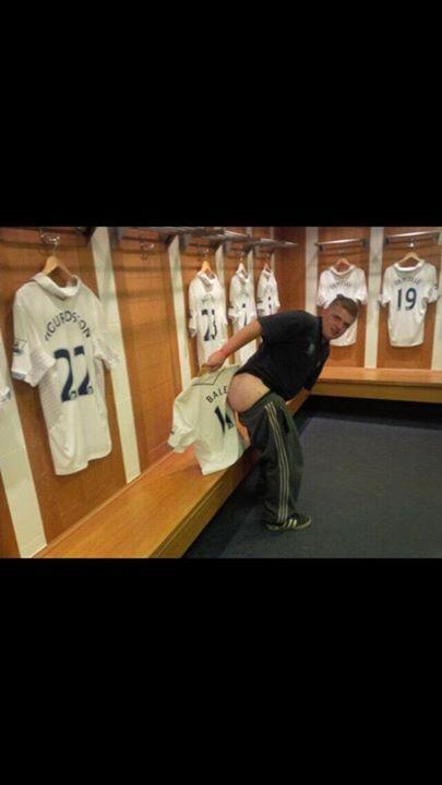 ArsenalFunnies's tweet photo. Legend ---> RT "@SheWore Fella went on a tour of the lane..found something to wipe his arse on..top lad" http://t.co/36a6TqQzux
