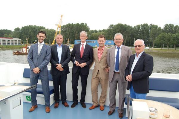 WSMITBV's tweet photo. Vandaag contract voor nieuwbouw getekend met #hbr hans smit en oude en nieuwe directie #w smitbv http://t.co/y88lblopMF