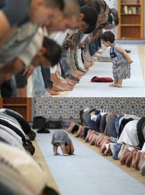 صورة | «‏رويترز» تختار صورة طفل يقلد المصلين في مسجد بفرنسا كأفضل صورة في العالم ولاقت انتشاراً واسعاً بمواقع التواصل
