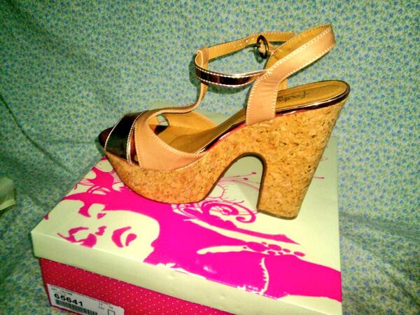 isabascon88's tweet photo. k contenta estoy con los zapatitos k ma regalao mi amorr ainsss mas no lo puedo keress @BobbyZettaa http://t.co/6IQv291rlF