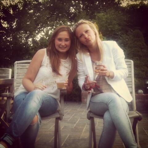 JulieBcqt's tweet image. #copines #champagne #cigarette #posées #chezgod #terrasse