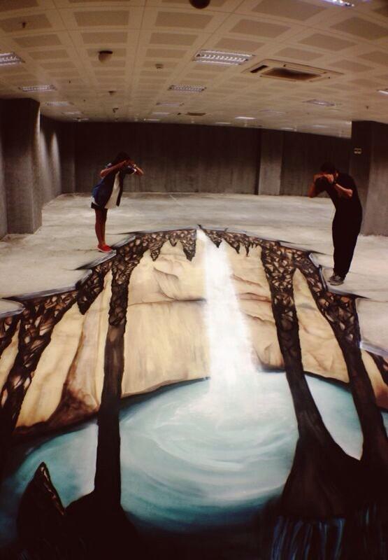 İlk defa yere 3D Graffiti yaptık. Sportive'nin showroomunda yeri kırdık ve gizli bir cenneti ortaya çıkardık.