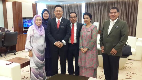 jainabahmad's tweet photo. Slm.ramadan.today I n my delegetn frm sbh paid a courtesy call to yb dk rahman d ministry of housg msia. Tq yb http://t.co/XNTJGhbHpa