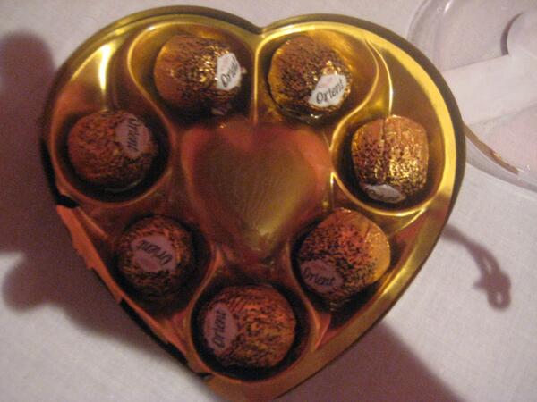 katheringmedina's tweet photo. Amo comer chocolates :) y mi hermana q me complace regalandome chocolates la amo :) jajjaaj http://t.co/s1Ji2hjyKS