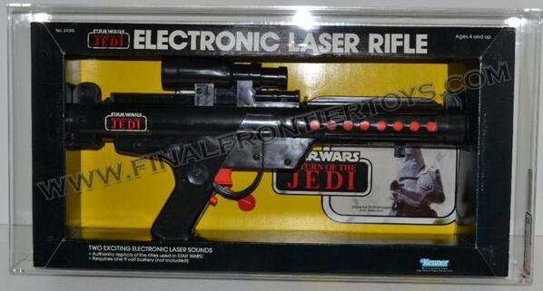 StarWarsCollec's tweet photo. Star Wars ROTJ Laser Rifle MISB AFA 85 Rare http://t.co/ABhSSv2bLA