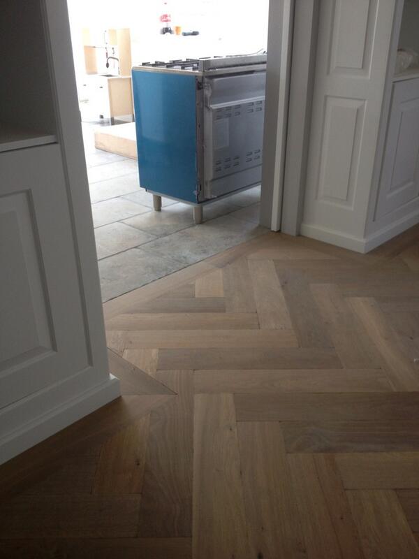 CeesNoppe's tweet image. Verouderde visgraat met witte plinten mooi geworden aansluitend op getrommelde vloer van Marco Joustra