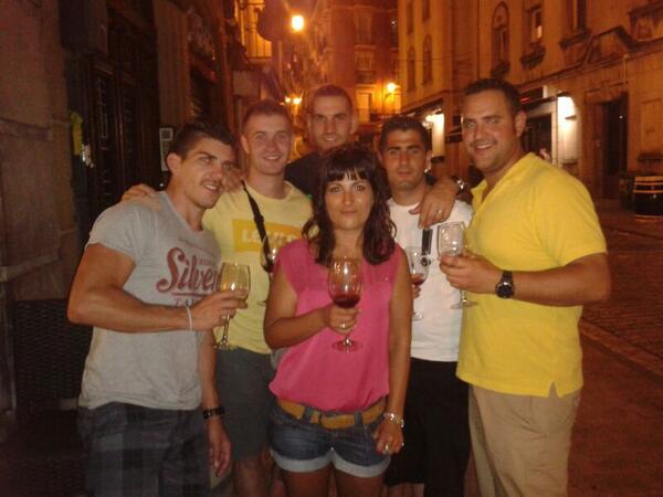 segamez85's tweet photo. De Pinxos por Irun con Sonia, Dani y @JVS_1986 @elninhowey @mamutt86 @juanjo19jo. http://t.co/LlGfeWV7zp