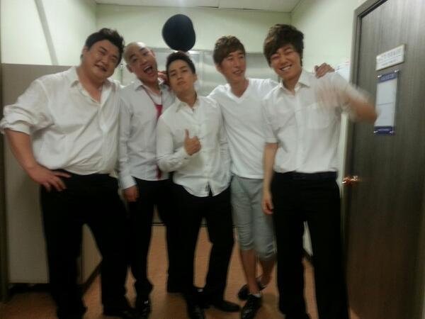 네가지 마지막녹화 마치고,, 그동안 성원해주신 여러분, 개콘 감독님들, 이상덕작가님, 아름이, 그리고 원구까지. 모두모두 고맙습니다...  근데 나 또 왜 저렇게 웃고 있지? ㅋ