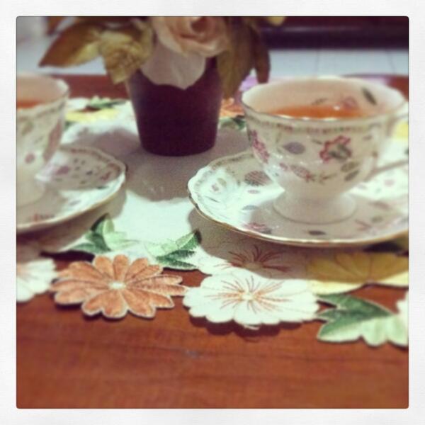 Evelnik's tweet photo. Lala udh bobo.and now ngobrol santai brg hubby smbl ntn + nge teh bareng.
Heaven :) http://t.co/lq7FEbEx5H