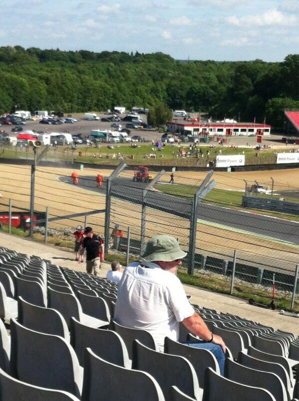 CakeProvocateur's tweet photo. @Brands_Hatch waiting for he race to restart http://t.co/SQtlB6JPAD