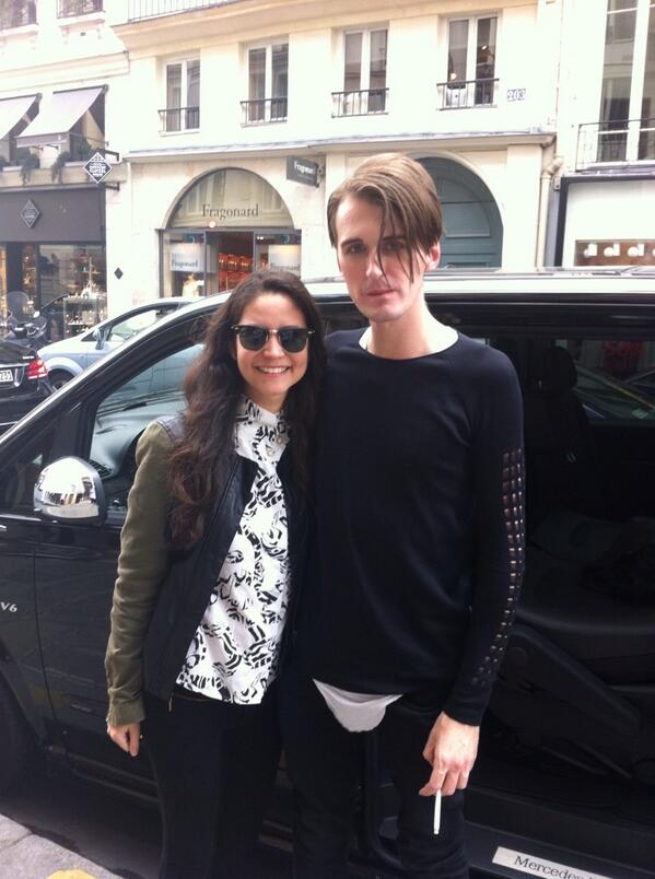 MariellaCM's tweet photo. Yesterday walking in Rue Sant Honore #paris i saw one of my fav fashion designers #GarethPugh #ParisFashionWeek http://t.co/2sRwcKNsUW