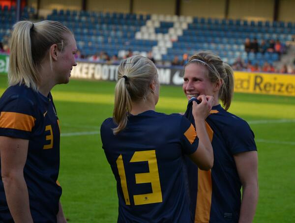 Montibo78's tweet photo. @elise_kk8 @TamekaButt  True Friendship :-) Nice meeting you after the Game http://t.co/zE1ToltH4y