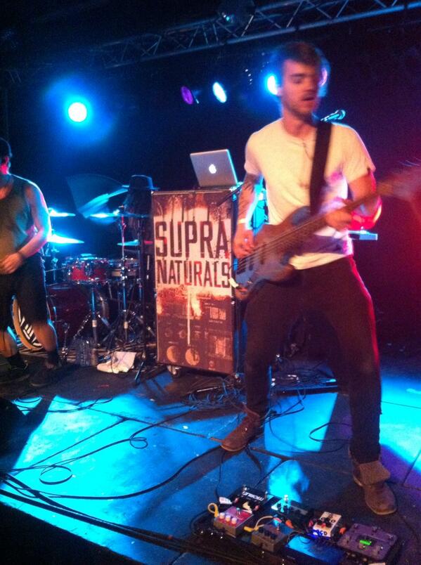 Wij beginnen met een flinke portie punk dubstep en electro. Supra Naturals breekt de kleine zaal af #mundial