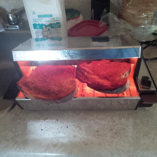 HaleyFlaro's tweet image. @aholland_ncc At least we are close to the Dumfries fire Dept. #toastermaster #antique