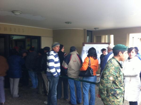 Larga fila para informaciones en las afueras del Liceo Bicentenario demuestra desorientación en ciudadanía - pic.twitter.com/UEGlgaEZ3f