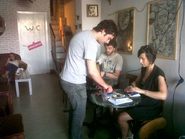 Getting ready for #PANEMetCIRCENSES <a href="/sofacafemilano/">Sofa Cafe</a>. #Sofasundays #milano #bellavita #waitingfor