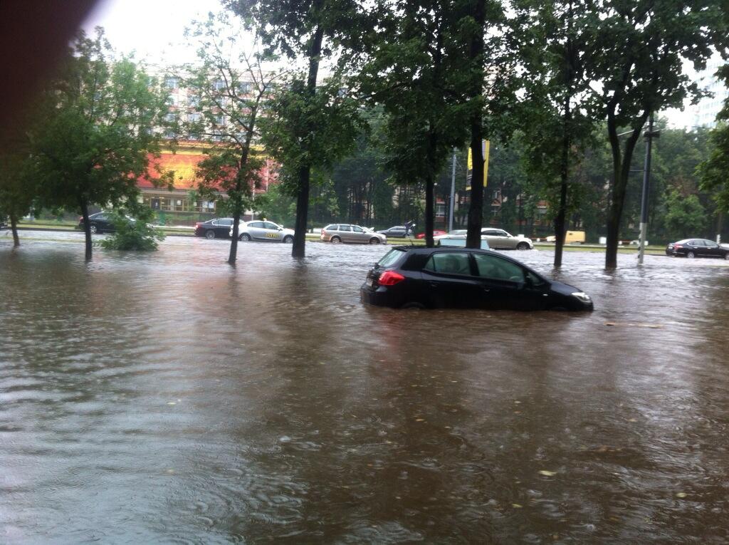 Идет ли сейчас дождь. Потоп в Москве. Тропический ливень в Москве. Москву затопило фото. Потоп в Москве после дождя.