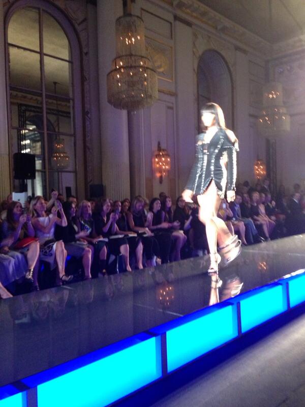 thulasindi's tweet photo. #ThreeImportantWords RT @CathyHorynNYT: Naomi at Versace http://t.co/1QzAUzI2Tr