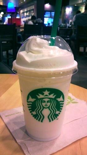 スタバ の裏メニューはこれでしょ Twitterissa 杏仁豆腐の味フラペチーノ 1 バニラクリームフラペチーノを注文 2 バニラシロップ アーモンドシロップ 無料 価格470円 トール 日本の 杏仁豆腐味 はアーモンドエッセンスで代用 そのため同じ味がすると