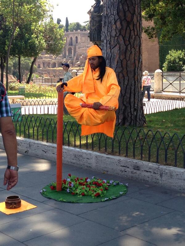 _liamnewbold's tweet image. This guy in Rome. #WhatsGoingOn #HowThe #Magic