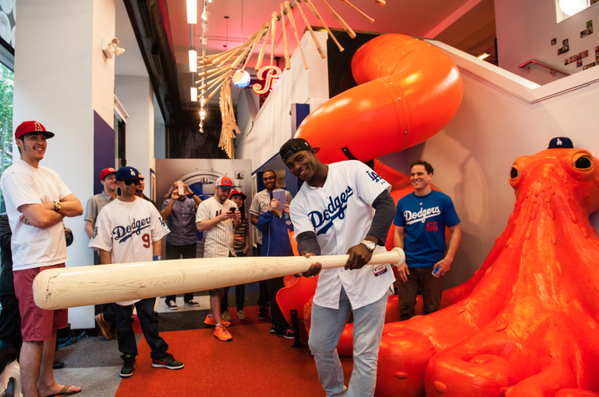 Cut4's tweet image. Followers to RETWEET are eligible to win a @Dodgers jersey signed by Yasiel Puig. #MLBFC