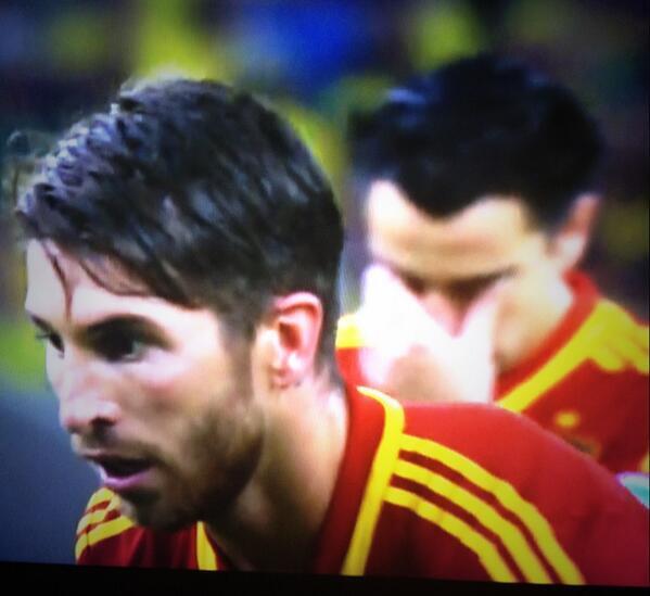 FiebreCule's tweet photo. Xavi ya sabía lo que iba a pasar al dejar a Ramos cobrar un penal. http://t.co/nwb8KbRlzd
