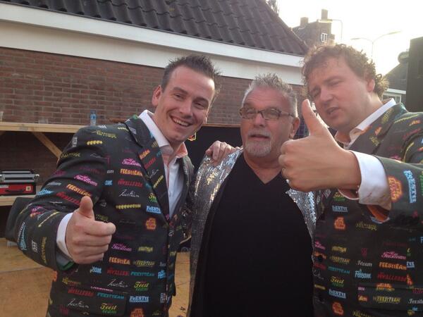 Pimpcrewtwit's tweet photo. Theo met de mannen van @feestteam op de foto @IJsselsteinNL midzomer carnaval 2013 http://t.co/7cPDA0Bmz6