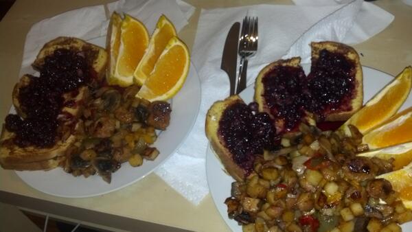 brooklynkitchen's tweet photo. Nutella &amp; fig jam French Toast sandwiches w/ chorizo home fries... http://t.co/8qhTq6rsb4