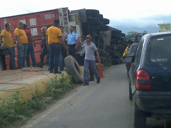 saulsaez's tweet photo. Gandola volcada frente a pollo los llanos http://t.co/wlhldsI2Nh