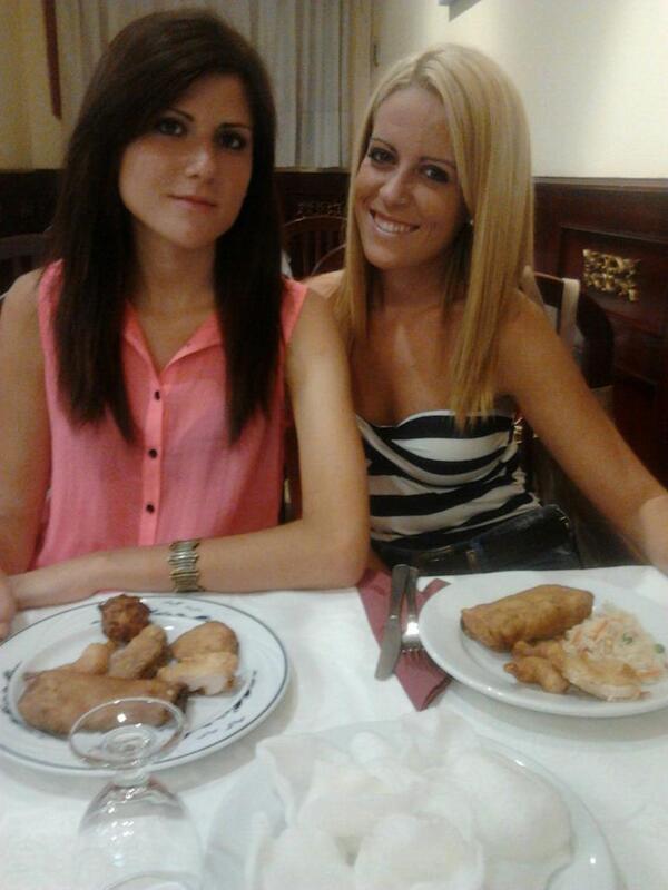 martamuneraL's tweet photo. Para acabar un finde perfecto,cena en el chino con las churris @marbuendia y #nely http://t.co/j4vej3qyhi