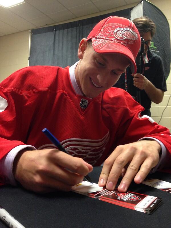 PaniniAmerica's tweet photo. Smiling and signing with Anthony Mantha of the @DetroitRedWings inside the @PaniniAmerica room. #NHLDraft2013 http://t.co/9JLFF7xOpd