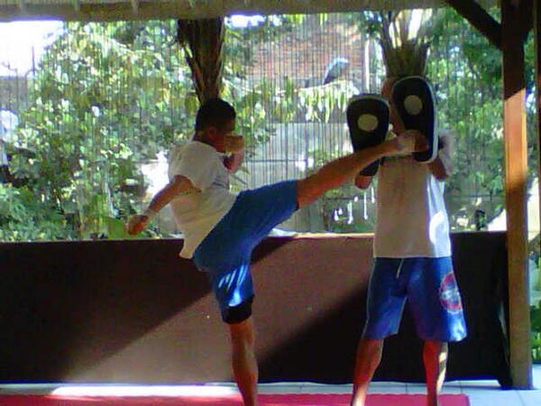 Pulsebeat_MAC's tweet photo. Muay Thai session.. (y) talent: Jovan, Couch: Ryan.. http://t.co/8dq7cDD31O