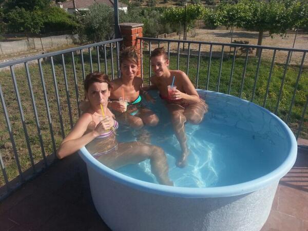 ChiNieto's tweet photo. de remojo kon @fuensi26  @Carmen_Cubero http://t.co/yQMZqnkbP4