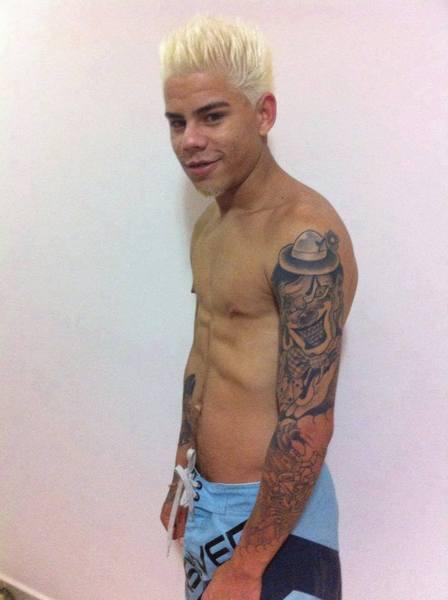 mcLonIdolo's tweet photo. Boa noite lonzinhas é lonzinhos. quem gostou da foto do #idolo da #RT http://t.co/p7ZAnQnRZ6