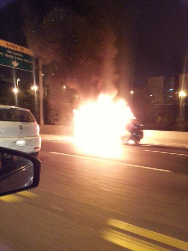 paularcoutinho's tweet photo. @LeiSecaRJ Carro pegando fogo na Linha Amarela altura Del Castilho sent Barra. http://t.co/GAri76bPaQ