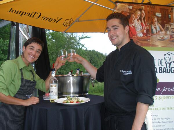 Josianne et Solyter <a href="/DeLaBauge/">Vignoble de la Bauge</a> et S'Arto et la Cueillette Éphémère de @brasserieET  à <a href="/BalneaSpa/">BALNEA spa + réserve thermale</a> #étédeschefs : Miam!